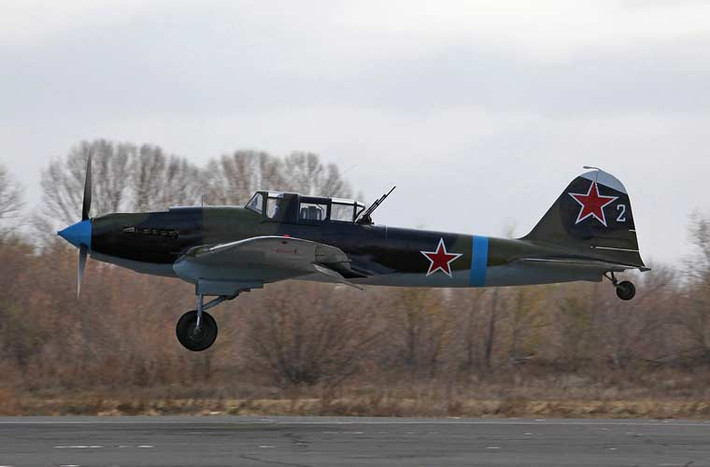 Il-2 được trang bị một động cơ Mikulin AM-38F làm mát bằng nước công suất 1.720 mã lực cho tốc độ bay tối đa 414km/h, tầm bay 720km, trần bay 5.500m.