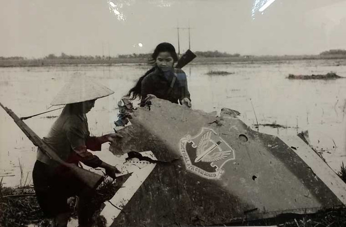 Với những ưu điểm như vậy, người Mỹ tự tin rằng, bộ đội phòng không miền Bắc Việt Nam không có khả năng bắn hạ được máy bay F-111. Tuy nhiên, có lẽ ngay cả cha đẻ của F-111 cũng không thể ngờ rằng vũ khí đặc biệt tối tân, cực kỳ đắt tiền của họ lại bị những thứ vũ khí mà họ xếp vào “cổ lỗ sĩ” hạ gục. Ảnh: mảnh xác chiếc máy bay F-111 bị quân dân Tiến Châu - Yên Lãng - Vĩnh Phúc bắn hạ ngày 17/10/1972.