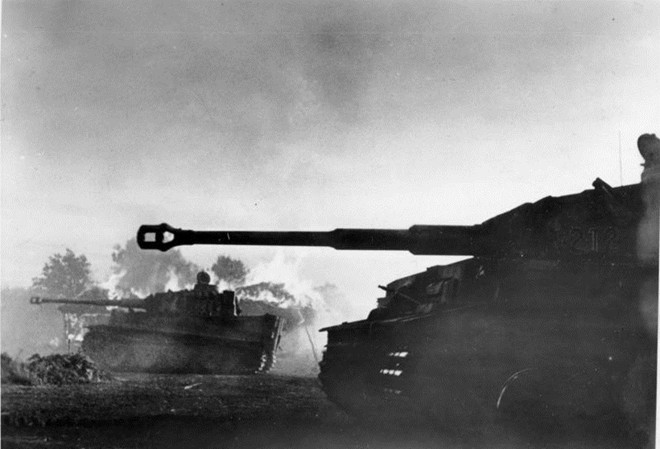 Trận vòng cung Kursk diễn ra sau thất bại của phát xít Đức ở Stalingrad đầu năm 1943. Hitler muốn mở chiến dịch tấn công lớn vào khu vực Vòng cung Kursk nhằm giáng đòn vào sự kháng cự của Liên Xô. Khu vực chiến sự xảy ra nằm ở miền Đông Ukraine và miền Trung Tây nước Nga ngày nay.