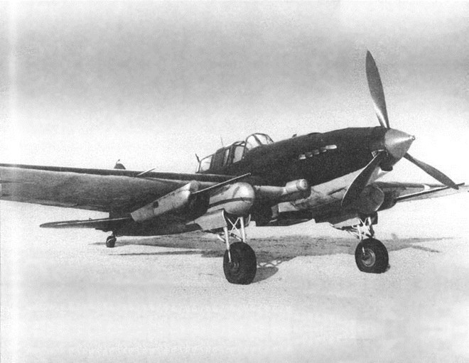 Ngày 5/7/1943, xe tăng Đức ồ ạt tấn công khu vực Kursk. Trong khi đó, Hồng quân Liên Xô kiên cường chiến đấu cùng sự hỗ trợ của máy bay cường kích gây nhiều tổn thất cho đối phương. Thời điểm này, Đức không còn giữ được ưu thế làm chủ bầu trời như thời gian đầu tấn công Liên Xô.