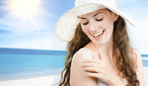 Vào mùa hè, tia cực tím xuất hiện nhiều, cường độ mạnh thì sức tàn phá của nó đối với làn da cũng mạnh hơn. Mùa hè nếu bạn không biết cách phòng chống nám da thì sẽ càng làm cho làn da càng nám nhiều hơn, lão hóa diễn ra nhanh chóng.