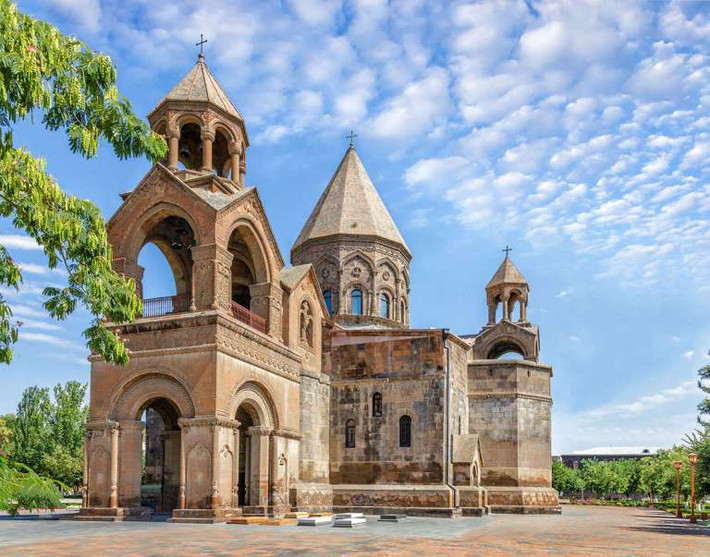 Nhà thờ đầu tiên trên thế giới được xây dựng ở Armenia: Nhà thờ Echmiadzin được xây dựng vào thế kỷ IV. Đại giáo trưởng đầu tiên Gregory nằm mơ thấy Chúa giáng sinh từ trên trời xuống với chiếc búa rực lửa trên tay và chỉ cho ông vị trí xây nhà thờ. Sau đó, nhà thờ được thành lập, lấy tên là Echmiadzin. Từ năm 2000, nhà thờ nằm trong danh sách Di sản Thế giới của UNESCO.