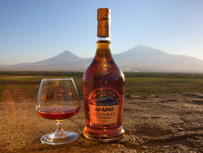 Rượu Brandy Armenia (rượu cognac): Rượu mạnh Armenia – một thức uống nổi tiếng được kính trọng trên toàn thế giới. Công nghiệp sản xuất rượu cognac được bắt đầu vào năm 1887.