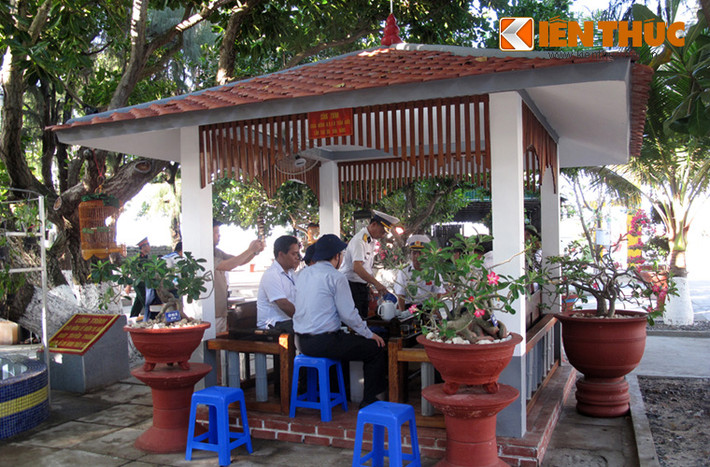 Khách tham quan nghỉ ngơi trên đảo Sơn Ca.