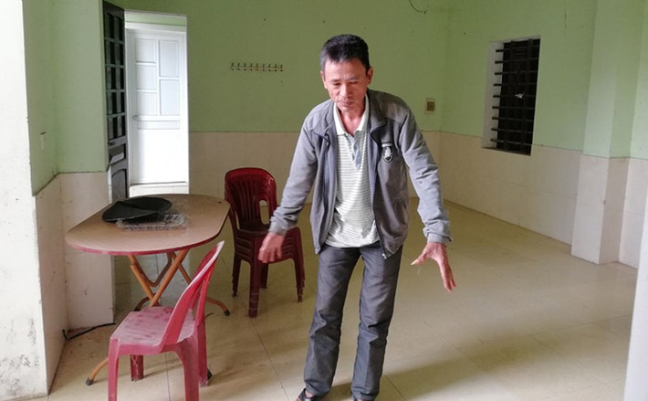 "Họ đặt thi thể nạn nhân trong phòng khách nhà tôi vừa hoàn thành suốt ba ngày và ép buộc cơ quan chức năng mổ tử thi ngay trong phòng khách. Giờ vợ, con tôi ám ảnh không dám trở về nhà ở" - ông Đại nói.