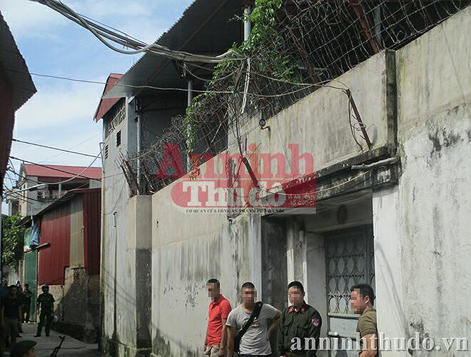 Không khí tại khu vực vây ráp khá căng thẳng, các chiến sĩ CSHS luôn ở trong trạng thái sẵn sàng chiến đấu cao