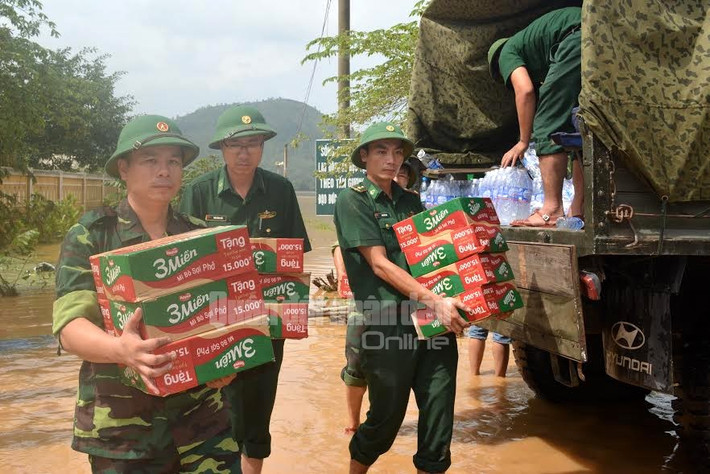 Cán bộ, chiến sĩ BĐBP Quảng Bình cứu trợ nhân dân các xã vùng nam thị xã Ba Đồn.