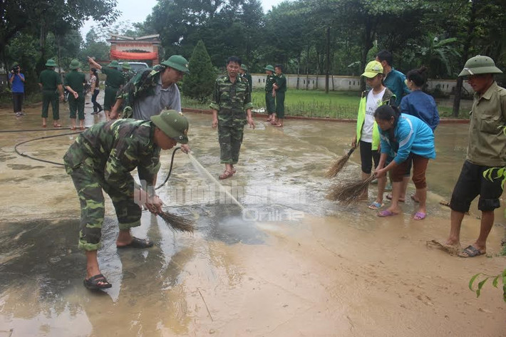 Cán bộ, chiến sĩ Biên phòng Hà Tĩnh giúp đỡ trường Điểm trường Hương Phú - Trường tiểu học Hương Phúc dọn vệ sinh sau lũ.