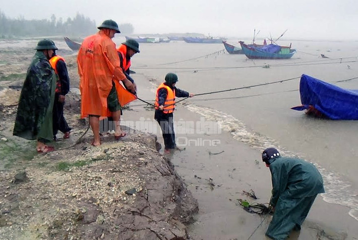Cán bộ, chiến sĩ đồn Biên phòng Roòn (Bộ đội BP Quảng Bình) kịp thời cứu tàu ngư dân bị nước lũ cuốn trôi.