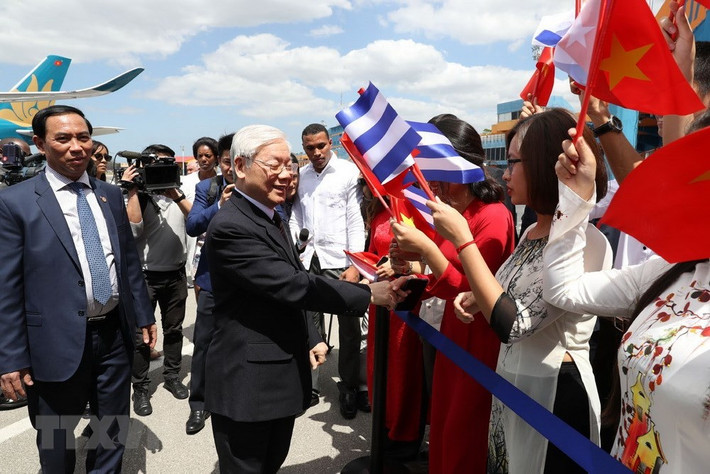 Cán bộ, nhân viên Đại sứ quán, đại diện cộng đồng và sinh viên Việt Nam đón Tổng Bí thư Nguyễn Phú Trọng tại sân bay Quốc tế José Martí.