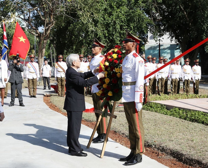Tổng Bí thư Nguyễn Phú Trọng đặt vòng hoa tại Tượng đài Hồ Chí Minh.