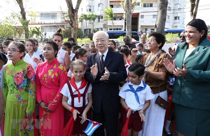 Tổng Bí thư Nguyễn Phú Trọng gặp gỡ nhân dân và học sinh Cuba tại Tượng đài Hồ Chí Minh.