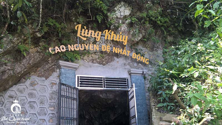 Từ thị trấn Tam Sơn đi theo quốc lộ 4C chừng 8 km và leo bộ 2 km là tới cửa hang Lùng Khúy.