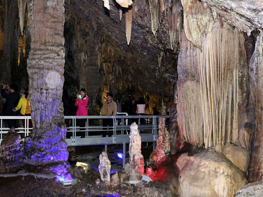 Hang có chiều dài khoảng 300 m, có hai cửa hang trong đó mỗi cửa cao tầm 1.5 m và rộng 1 m, vòm hang cao và lòng hang khá rộng. Có lẽ đây chính là lý do Lùng Khúy đệ nhất động giữ nguyên vẻ hoang sơ, bí ẩn, mang màu sắc tâm linh huyền thoại.