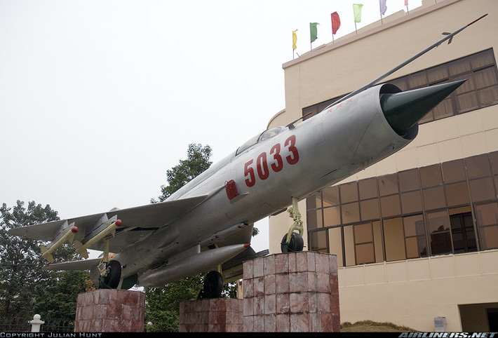 Kể từ năm 2015, các máy bay tiêm kích MiG-21 huyền thoại của Không quân Nhân dân Việt Nam anh hùng đã được cho nghỉ hưu sau nửa thế kỷ (kể từ năm 1965) hoạt động bền bỉ, không mệt mỏi, lập vô số chiến công trong công cuộc bảo vệ bầu trời Tổ quốc Việt Nam Xã hội Chủ nghĩa. Nguồn ảnh: Airliners.net