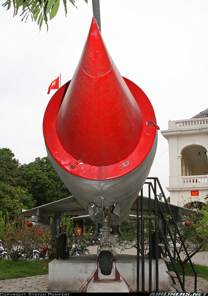Hầu như, nhắc tới nghỉ hưu, tất thảy đều sẽ nghĩ tới việc máy bay tiêm kích MiG-21 sẽ được đưa vào bảo tàng trưng bày hoặc là tháo dỡ. Tuy vậy, một số hình ảnh được báo PK-KQ thực hiện gần đây cho thấy, nhiệm vụ của MiG-21 sau quyết định nghỉ hưu không chỉ có vậy. Nguồn ảnh: Airliners.net