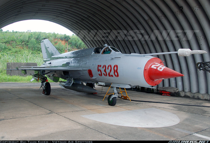 Trong lịch sử hoạt động, với tiêm kích MiG-21, KQND Việt Nam đã lập nên vô số chiến công hiển hách. Một trong số đó có thể kể đến là chiến công bắn rơi máy bay ném bom chiến lược B-52 của Mỹ được thực hiện bởi các phi công Phạm Tuân, Vũ Xuân Thiều và Vũ Đình Rạng. Ngoài ra, với MiG-21, KQND Việt Nam đã bắn hạ nhiều loại chiến đấu cơ mới nhất của Mỹ thời bấy giờ như F-4 Phantom, F-105… Nguồn ảnh: Airliners.net