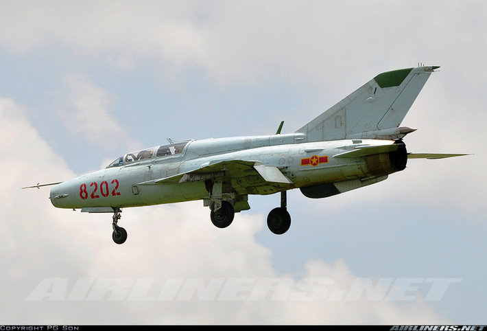 Tuy nhiên, loại máy bay nào cũng có giới hạn của chúng, MiG-21 cũng vậy. Điều gì đến cũng phải đến, ngày 20/3/2015, phi công Phạm Xuân Sơn và Lê Tuấn Nghĩa vinh dự nhận nhiệm vụ thực hiện chuyến bay cuối cùng trên máy bay MiG-21UM phiên hiệu 8211. Sau chuyến bay này, MiG-21 vĩnh viễn rời khỏi bầu trời đất Việt, nơi nó đã bảo vệ suốt 50 năm. Nguồn ảnh: Airliners.net