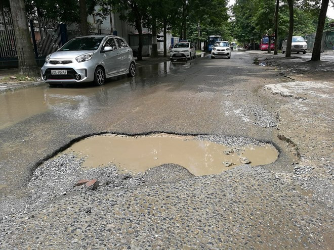Ghi nhận vào trưa ngày 31/8 cho thấy, đoạn đường mặt sau trường Phổ thông trung học Hà Nội Amsterdam (ngõ 115 Trần Duy Hưng) vẫn bị ngập trong nước mặc dù trời mưa từ hôm trước. (Ảnh: Minh Sơn/Vietnam+)