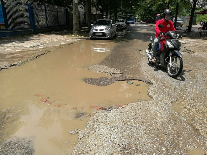 Sau mỗi trận mưa, những đoạn đường này bị ngập sâu trong nước, thậm chí nước không rút được vài ngày sau cơn mưa. (Ảnh: Minh Sơn/Vietnam+)