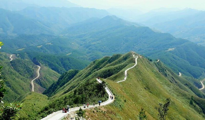 Trước đây, con đường mòn trên đỉnh núi hoang sơ này bằng đất, nhỏ hẹp, khúc khuỷu, vô cùng nguy hiểm.