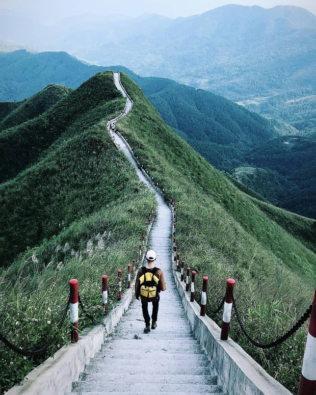 Sống lưng khủng long Bình Liêu tọa lạc tại thị trấn Bình Liêu, huyện Bình Liêu, tỉnh Quảng Ninh.