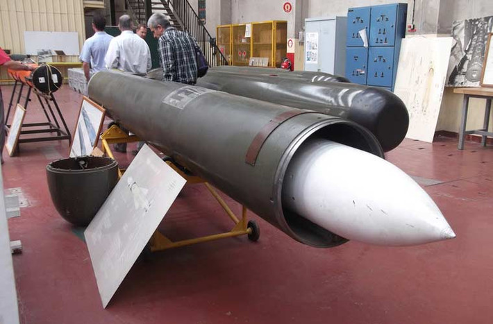 Về mặt hỏa lực, tàu ngầm lớp Scorpene mang được 18 ngư lôi và tên lửa hoặc 30 quả thủy lôi. Ở đầu mũi được trang bị 6 ống phóng ngư lôi 533mm có thể phóng cả ngư lôi, thủy lôi và tên lửa. Trong ảnh là đạn tên lửa hành trình chống tàu SM39 Exocet thường trang bị trên Scorpene, theo một số nguồn tin Ấn Độ đã mua 36 quả loại này. SM39 đạt tầm bắn 70km, tốc độ bay cận âm.