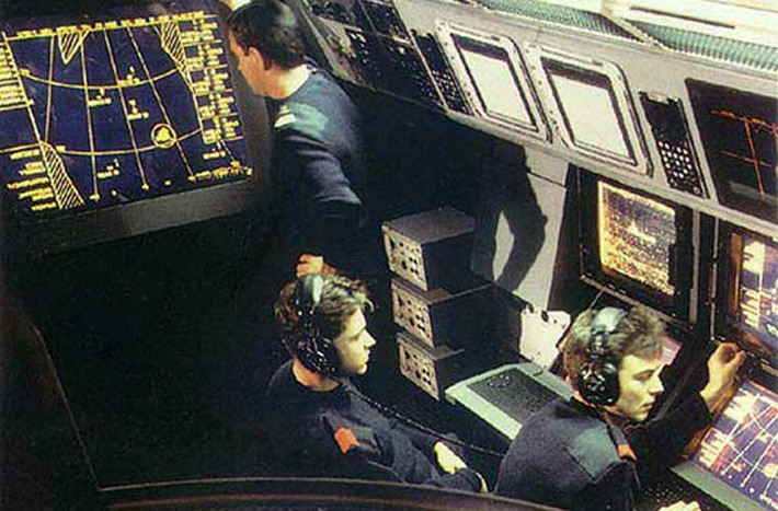 Ngoài ra, Scorpene được trang bị hệ thống radar quét mảng pha bị động song song, tích hợp dẫn đường DR3000 do hãng Thales phát triển và hệ thống sonar TSM2233M và TSM2253. Điểm đặc biệt của hệ thống sonar này là được tích hợp công nghệ quét mảng đa chiều S-Cube, một hệ thống tích hợp khá hiện đại và được đánh giá rất cao hiện nay.