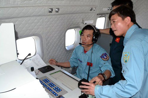 Radar SLAR có khả năng giám sát một khu vực rộng 18.000km2 mỗi giờ trong việc giám sát sự cố tràn dầu và các vật thể nhỏ trên mặt nước, giám sát các tàu thuyền cỡ lớn với khu vực rộng 48.000km2 mỗi giờ bay.