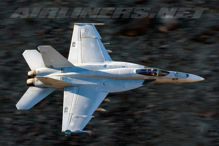 Hoặc Boeing cũng có thể chào hàng cả dòng tiêm kích hạm F/A-18E/F Advanced Super Hornet. Tuy là tiêm kích hạm hoạt động trên tàu sân bay nhưng nó có thể hoạt động tốt trên đất liền và đương nhiên là mặt biển. Nó được thiết kế có khả năng tấn công cả ngày lẫn đêm với hệ thống dẫn đường chính xác, có thể thực hiện các nhiệm vụ giành ưu thế trên không, hộ tống, hỗ trợ mặt đất, tấn công tiêu diệt hệ thống phòng không đối phương, tấn công trên biển, do thám, nó cũng có khả năng tiếp dầu trên không và tiếp dầu cho máy bay khác.