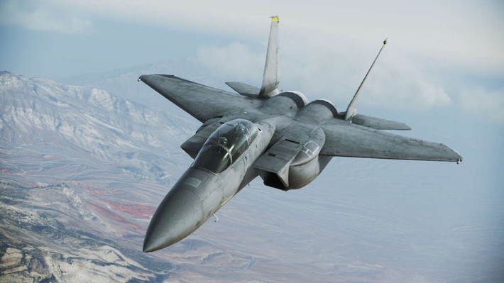 Nếu như Su-35S có thể được coi là vượt trội hơn F-15E thì Boeing có F-15SE sở hữu tính năng tương tự Su-35 khi mang một số đặc điểm của máy bay chiến đấu thế hệ 5. Một số cải tiến trên thân cho phép máy bay tàng hình nhẹ, trang bị radar mạng pha chủ động AN/APG-82(V)1 tích hợp sẵn tính năng tác chiến điện tử.