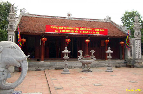 Theo các nhà sử học, Lý Chiêu Hoàng là nhân vật có số phận đặc biệt nhất trong lịch sử Việt Nam với 7 lần ở những danh vị khác nhau: 1. Công chúa (nhà Lý), 2. Hoàng Thái tử, 3. Nữ Hoàng đế, 4. Hoàng hậu nhà Trần, 5. Công chúa (nhà Trần), 6. Nhà sư, 7. Phu nhân tướng quân.
