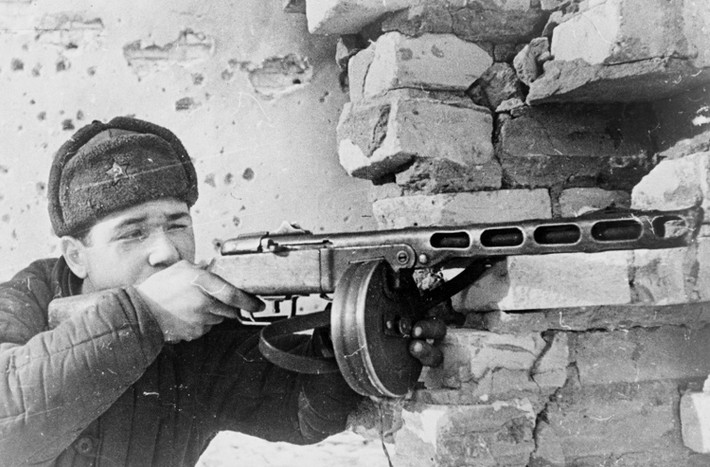 PPSh-41 trang bị hộp tiếp đạn cong 35 viên hoặc băng đạn trống 71 viên, tốc độ bắn đạt 900 phát/phút, tầm bắn hiệu quả 125-200m, bắn xa nhất 200-500m. Nhìn chung, với tốc độ bắn cao, hộp đạn lớn, PPSh-41 được đánh giá là duy trì tốt ưu thế hỏa lực áp chế tầm gần và khi xung phong.