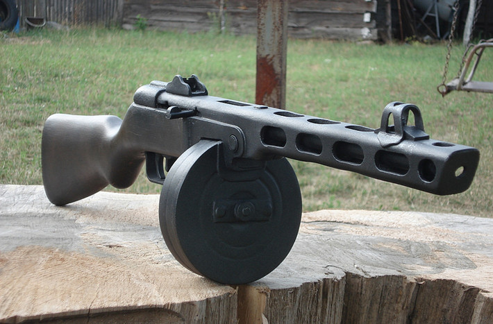 Một trong những "tượng đài súng tiểu liên trong CTTG 2" là khẩu PPSh-41 do Georgi Shpagin thiết kế cho Hồng quân Liên Xô. Được chấp nhận trang bị từ năm 1941, khoảng 6 triệu khẩu đã được sản xuất liên tục tới tận những năm 1950 mới kết thúc.