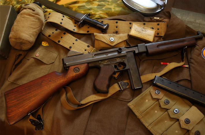 Nếu như Liên Xô tự hào với khẩu PPSh-41 thì người Mỹ hãnh diện với súng tiểu liên Thomson. Với ưu điểm tốc độ bắn nhanh, thay đạn dễ dàng, bắn chính xác, khoảng 1,7 triệu khẩu Thomson đã được sản xuất từ 1921-1940, trang bị cho các lực lượng Quân đội Mỹ cùng đồng minh sử dụng suốt CTTG 2.