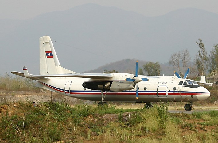 Không quân vận tải Lào có các loại máy bay vận tải hạng nhẹ như An-2, An-26 và máy bay chở khách dùng cho VIP như An-74 và MA60. Ảnh: Máy bay vận tải tầm ngắn An-26 của Lào.