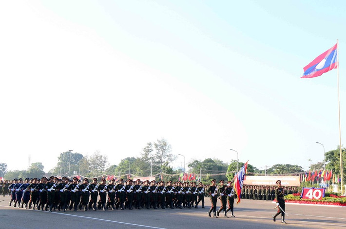Trong lễ kỷ niệm 40 năm Quốc khánh nước Cộng hòa Dân chủ Nhân dân Lào (2/12/1975-2/12/2015), Quân đội Nhân dân Lào đã tham gia cuộc diễu binh hoành tráng với sự tham gia của nhiều quân, binh chủng. Nguồn ảnh: Vietnam Plus