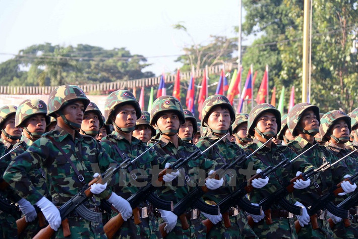Rõ nét nhất là trang bị người lính Quân đội Nhân dân Lào, tất cả các chiến sĩ Lào đều sử dụng mũ bảo hiểm kiểu mới. Một số đơn vị đặc biệt được trang bị các khẩu súng hiện đại thay thế AK truyền thống… Nguồn ảnh: Vietnam Plus