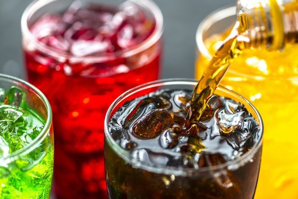 7. Nước ngọt Chỉ một cốc nước ngọt mỗi ngày đã chứa lượng đường vượt ngưỡng được bác sĩ khuyến cáo. Một số loại đồ uống có chưa caffeine và lượng đường cao có thể cho bạn cảm giác sảng khoái ban đầu nhưng sẽ khiến bạn thấy tệ hơn lúc sau. Thay vì vậy, hãy sử sụng nước lọc hoặc nước hoa quả.