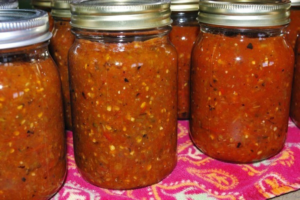 9. Các loại nước sốt Nước sốt cà chua, sốt salad… đều rất phổ biến với tất cả chúng ta. Dẫu vậy, hàm lượng đường và muối có trong các loại sốt này lại rất cao bởi chúng vốn được sử dụng làm gia vị. Khi mua, bạn nên cân nhắc về sản phẩm dựa vào các hàm lượng và chỉ số trên nhãn, mác.
