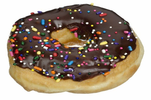 8. Bánh ngọt Các loại bánh ngọt, bánh quy, donut đều là món ăn ưa thích của rất nhiều người. Tuy nhiên, vì lượng đường cao trong chúng, hãy hạn chế ăn. Hoặc bạn có thể chia sẻ miếng bánh với mọi người xung quanh để họ cùng thường thức.