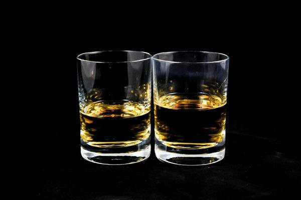 10. Đồ uống có cồn Đồ uống có cồn, đặc biệt là bia rượu rất có hại cho người huyết áp cao do 2 nguyên nhân. Thứ nhất, chỉ cần ba chén rượ trong một lần ngồi uống đã có thể gây nguy hiểm cho người huyết áp cao. Thứ hai, bia rượu cũng chứa lượng đường hóa học cao, không tốt cho sức khỏe.