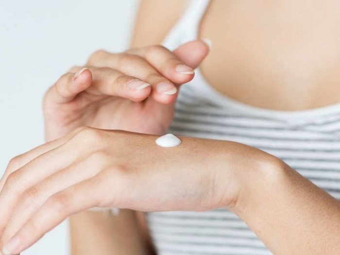 Nghiện thoa kem dưỡng ẩm Giữ ẩm chính là phương pháp hiệu quả giúp da khỏe mạnh nhưng nếu bạn đang thoa kem dưỡng ẩn hơn 2 lần một ngày thì điều này không tốt chút nào. Cơ thể có cách giữ ẩm trị da khô, do đó bạn thực sự không cần phải sử dụng kem dưỡng ẩm thường xuyên.