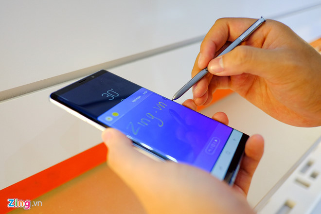 Galaxy Note9 chính hãng được điều chỉnh giá khá mạnh. Với phiên bản có bộ nhớ trong 128 GB, máy giảm 5,6 triệu đồng còn 17,4 triệu đồng. Chương trình áp dụng tại một số hệ thống nhỏ lẻ. Galaxy Note9 có màn hình lớn 6,4 inch 2K, bút S Pen hỗ trợ Bluetooth người dùng có thể điều khiển khi chụp ảnh hoặc chuyển slide thuyết trình. Về cơ bản, Galaxy Note9 vẫn nằm trong nhóm smartphone đáng sử dụng nhất hiện nay vì hỗ trợ tốt cho những người dùng thường xuyên làm việc văn phòng hoặc làm nghề sáng tạo.