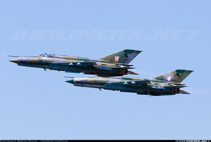 Báo Jutarnji list cho hay hôm 22/3, Cảnh sát quân sự Croatia nghi ngờ rằng những máy bay tiêm kích MiG-21 nước này nhận được từ Ukraine không phải là máy bay nguyên bản mà đã được lắp ráp từ các bộ phận mua ở những nước khác nhau. Theo đó, trên một số bộ phận số seri đã bị dập xóa, mã số phụ tùng không tương ứng tài liệu đính kèm và việc đại tu máy bay đã không được thực hiện trước khi bán hàng. Ảnh: Airlines.net