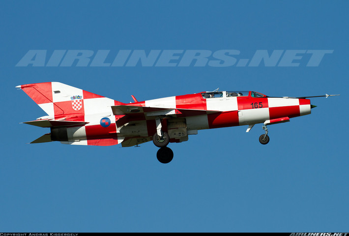 Còn MiG-21UMD là bản nâng cấp theo tiêu chuẩn NATO cho dòng máy bay huấn luyện hai chỗ ngồi MiG-21UM. Ảnh: Airlines.net