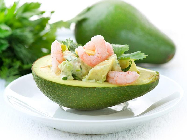Bơ có đầy đủ các axit béo không bão hòa đơn. Melissa Mitri, chuyên gia dinh dưỡng ở Mỹ, cho biết bơ có chứa chất béo chống viêm giúp giữ ẩm cho da, làm chậm nếp nhăn và bảo vệ chúng ta khỏi các độc tố có hại từ ánh nắng mặt trời. Ảnh Internet
