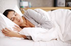 Ngủ nhiều Người ta nghĩ rằng bạn càng ngủ ít, cảm giác thèm ăn của bạn càng tăng. Sự thèm ăn tăng lên có khả năng dẫn đến sự gia tăng lượng thức ăn mà bạn ăn vào. Bằng cách ngủ ngon, bạn sẽ ít ăn vặt suốt cả ngày. Ảnh Internet.