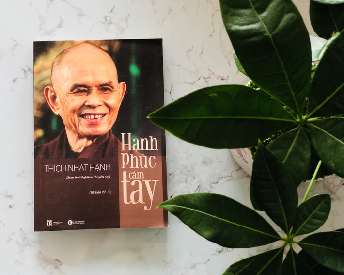 Đạo Phật là đạo diệt khổ. Đức Phật đã nói: “Ta chỉ dạy một điều thôi: khổ và diệt khổ”. Tuy nhiên, các giáo lý đạo Phật cũng cần được làm mới lại để phù hợp với nhận thức và tâm lý con người thời nay. Cuốn sách "Hạnh phúc cầm tay" ra đời để đáp ứng nhu cầu này.
