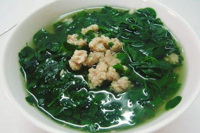 Ảnh hưởng giấc ngủ: Ăn rau ngót nhiều vào buổi tối có thể dẫn đến mất ngủ hoặc ngủ không sâu giấc. Chuyên gia khuyến cáo không nên ăn quá nhiều rau vào buổi tối, nhất là với người già khó ngủ.
